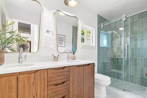 Bath - 4705 Garnet St, Capitola, CA 95010 photo 4 of 4