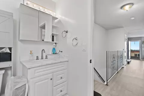 Bath - 20917 Locust St D, Hayward, CA 94541 photo 4 of 4