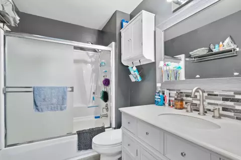 Bath - 20917 Locust St D, Hayward, CA 94541 photo 1 of 4