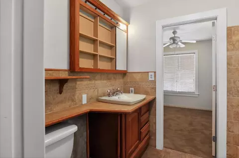 Bath - 432 6th St, Gustine, CA 95322 photo 3 of 5