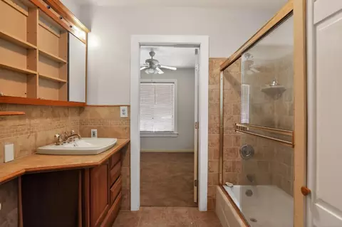 Bath - 432 6th St, Gustine, CA 95322 photo 4 of 5