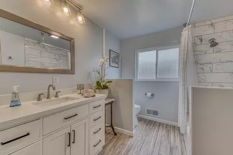 Bath - 222 Encinada Dr, Salinas, CA 93901 photo 3 of 5