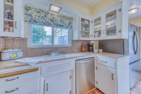 Kitchen - 222 Encinada Dr, Salinas, CA 93901 photo 2 of 3