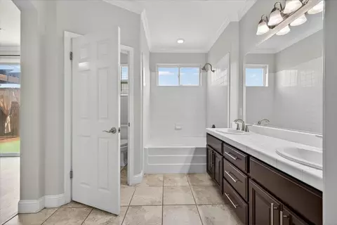 Bath - 1858 Buckingham Dr, Salinas, CA 93906 photo 1 of 2