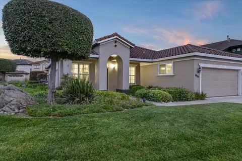 1858 Buckingham Dr, Salinas, CA 93906