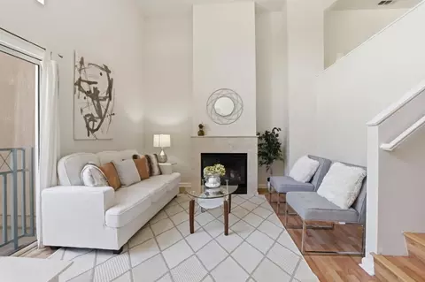 Living - 154 Paseo Ct, Mountain View, CA 94043 photo 3 of 6