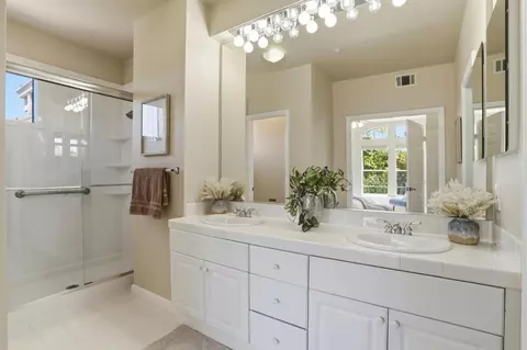 Bath - 154 Paseo Ct, Mountain View, CA 94043 photo 2 of 4