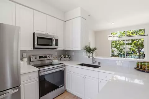 Kitchen - 154 Paseo Ct, Mountain View, CA 94043 photo 2 of 3