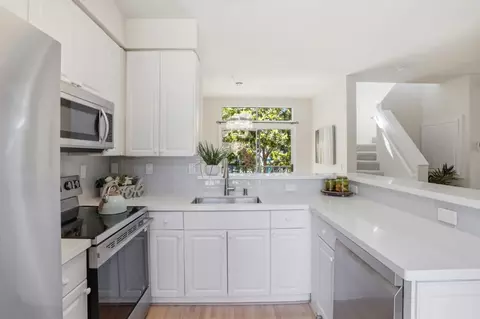 Kitchen - 154 Paseo Ct, Mountain View, CA 94043 photo 3 of 3
