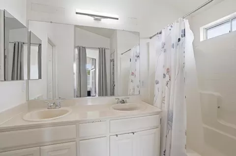 Bath - 550 Gonzalez St, Tracy, CA 95376 photo 1 of 2