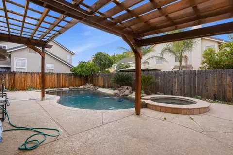 Exterior - 550 Gonzalez St, Tracy, CA 95376 photo 2 of 3