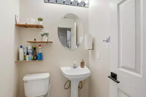 Bath - 550 Gonzalez St, Tracy, CA 95376 photo 2 of 2