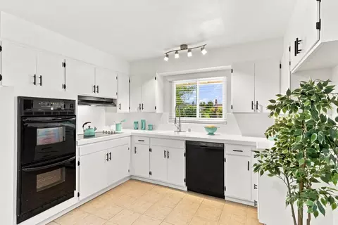 Kitchen - 204 Smithwood St, Milpitas, CA 95035 photo 2 of 3