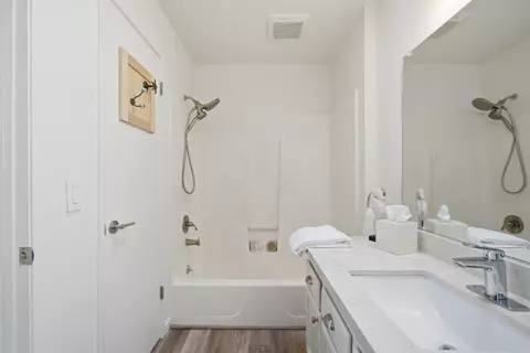 Bath - 495 Ebken St, Pacifica, CA 94044 photo 3 of 4