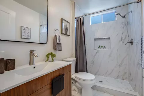 Bath - 8240 Springdale Ct, Gilroy, CA 95020 photo 1 of 2