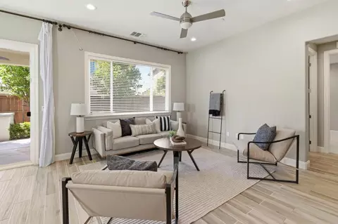 Living - 1509 Gulf Dr, Fairfield, CA 94533 photo 2 of 3