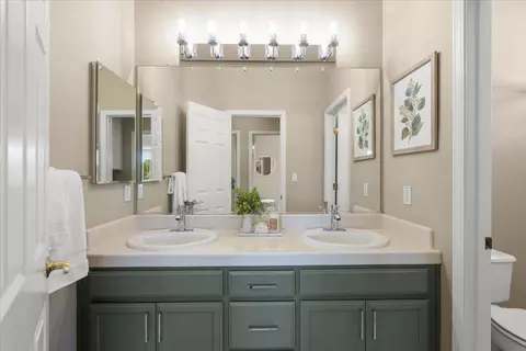 Bath - 935 Oak Brook Way, Gilroy, CA 95020 photo 3 of 4