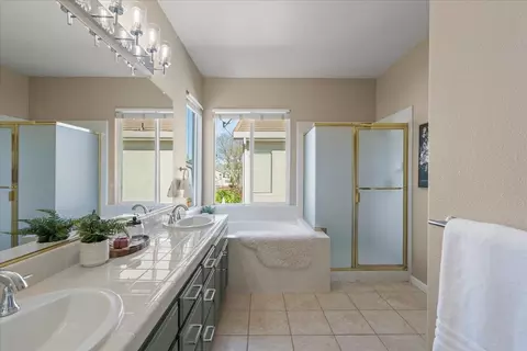 Bath - 935 Oak Brook Way, Gilroy, CA 95020 photo 1 of 4