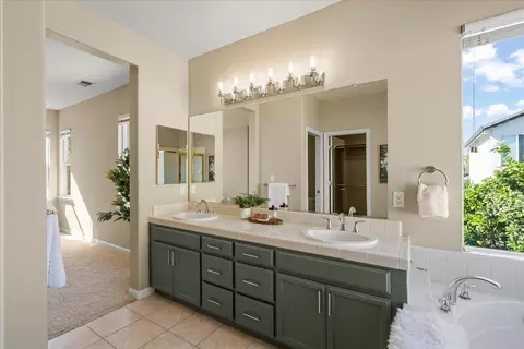 Bath - 935 Oak Brook Way, Gilroy, CA 95020 photo 2 of 4