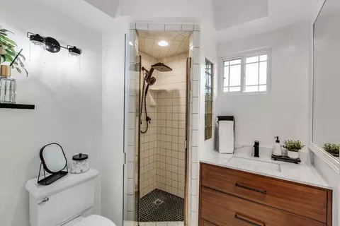 Bath - 12 Yellowstone Way, Pacifica, CA 94044 photo 2 of 4
