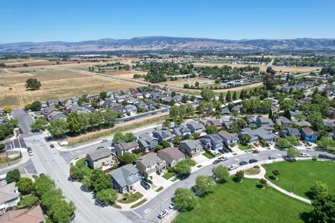 View/Area - 887 Martiri Dr, Gilroy, CA 95020 photo 11 of 13