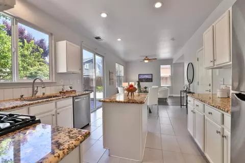 Kitchen - 887 Martiri Dr, Gilroy, CA 95020 photo 4 of 4