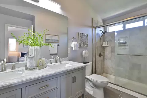 Bath - 887 Martiri Dr, Gilroy, CA 95020 photo 1 of 2