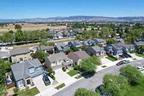 View/Area - 887 Martiri Dr, Gilroy, CA 95020 photo 2 of 13