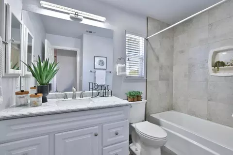 Bath - 887 Martiri Dr, Gilroy, CA 95020 photo 2 of 2
