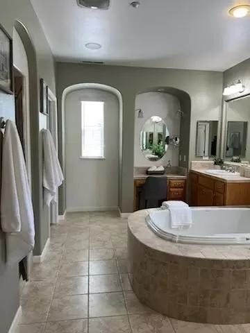 Bath - 7121 Eagle Ridge Dr, Gilroy, CA 95020 photo 6 of 9