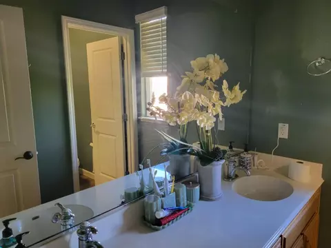 Bath - Eagle Ridge Dr, Gilroy, CA 95020 photo 3 of 5