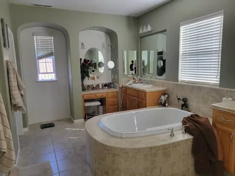 Bath - Eagle Ridge Dr, Gilroy, CA 95020 photo 4 of 5