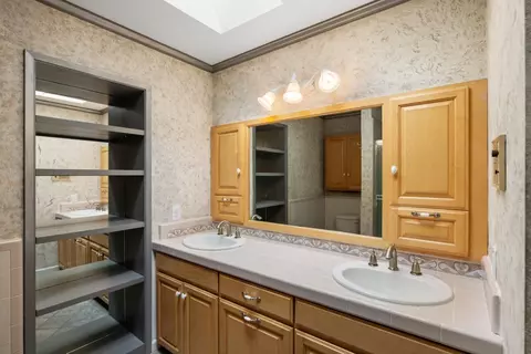 Bath - 20250 Palou Dr, Salinas, CA 93908 photo 5 of 6