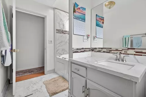 Bath - 251 La Mesa Dr, Salinas, CA 93901 photo 4 of 4