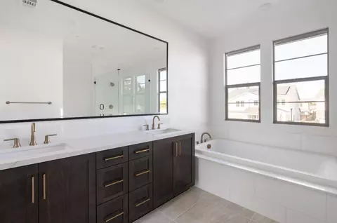 Bath - 7379 Ailes Ct, Gilroy, CA 95020 photo 1 of 3