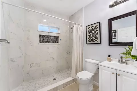 Bath - 2226 Blake St, Berkeley, CA 94704 photo 5 of 6