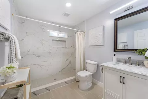 Bath - 2226 Blake St, Berkeley, CA 94704 photo 4 of 6