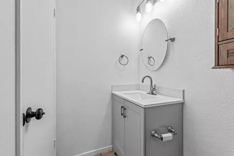 Bath - 114 116 Severin Ave, Modesto, CA 95354 photo 2 of 3