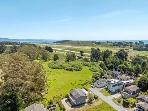 1077 Pearl Ave, Moss Beach, CA 94038