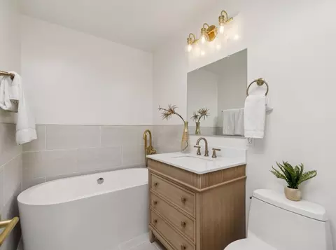 Bath - 1607 44th Ave, San Francisco, CA 94122 photo 2 of 5