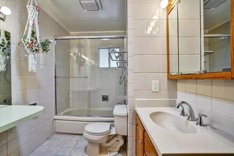 Bath - 831 Wagoner Dr, Livermore, CA 94550 photo 1 of 2