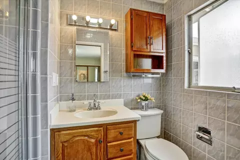 Bath - 831 Wagoner Dr, Livermore, CA 94550 photo 2 of 2