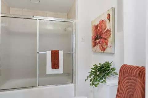 Bath - 2115 University Ave, Mountain View, CA 94040 photo 2 of 4