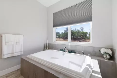 Bath - 489 Black Creek Dr, Copperopolis, CA 95228 photo 4 of 7