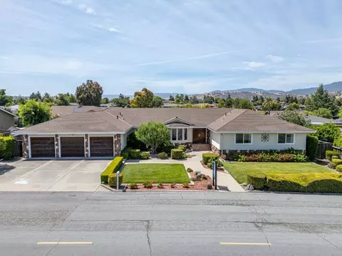 747 Ridgemark Dr, Hollister, CA 95023