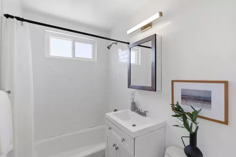 Bath - 1352 Linda Mar Blvd, Pacifica, CA 94044 photo 1 of 1