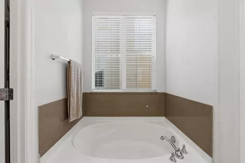 Bath - 62 Thomas Ave, Tracy, CA 95391 photo 4 of 4