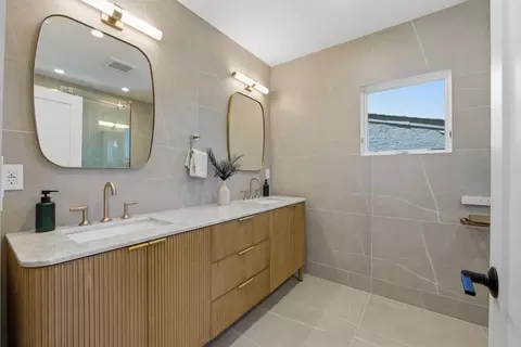 Bath - 2753 Mathews St, Berkeley, CA 94702 photo 2 of 8