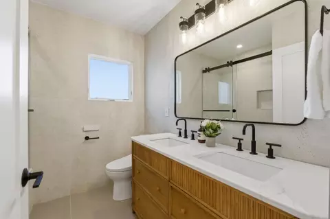 Bath - 2753 Mathews St, Berkeley, CA 94702 photo 6 of 8