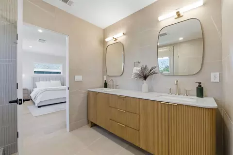 Bath - 2753 Mathews St, Berkeley, CA 94702 photo 7 of 8